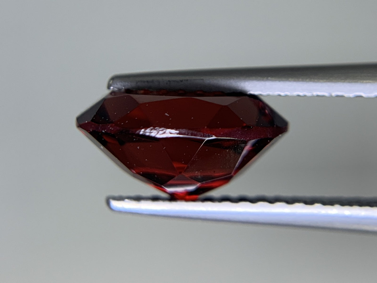 ガーネット 3.449ct  宝石ソーティング付き  10.1㎜×7.8㎜×5.3㎜　  ルース（ 裸石 ） 2047Y