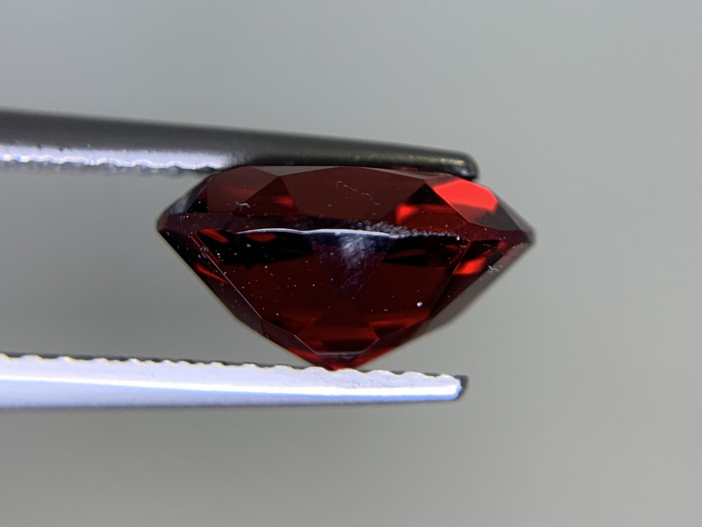 ガーネット 3.449ct  宝石ソーティング付き  10.1㎜×7.8㎜×5.3㎜　  ルース（ 裸石 ） 2047Y