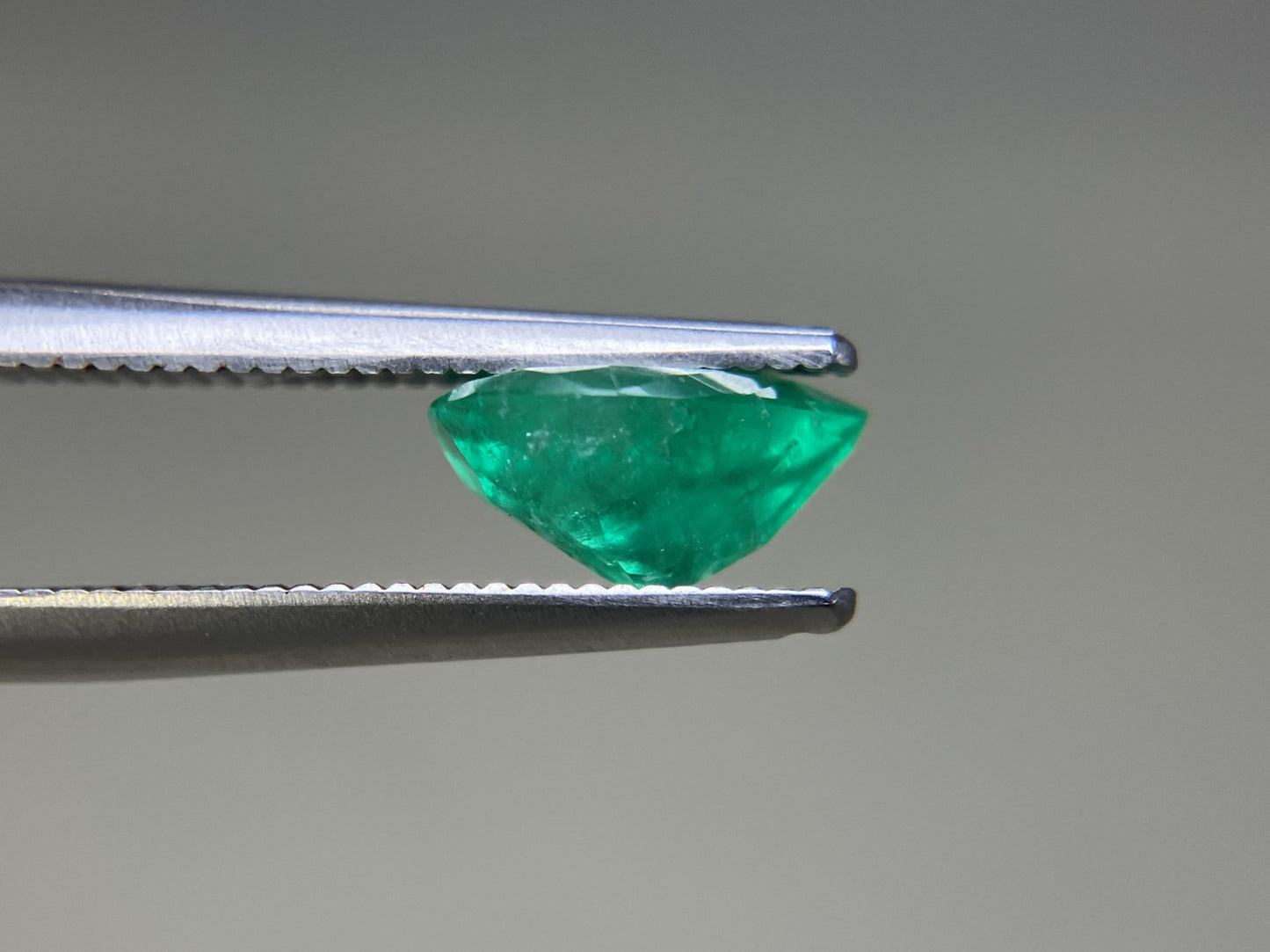 エメラルド 天然 1.216ct 中央宝石ソーティング付き 8.69㎜×6.69㎜×4.30㎜ 天然 ルース（ 裸石 ） 5455YY