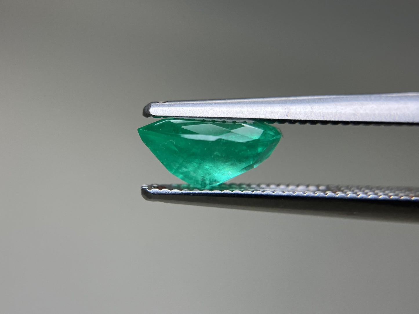 エメラルド 天然 1.216ct 中央宝石ソーティング付き 8.69㎜×6.69㎜×4.30㎜ 天然 ルース（ 裸石 ） 5455YY