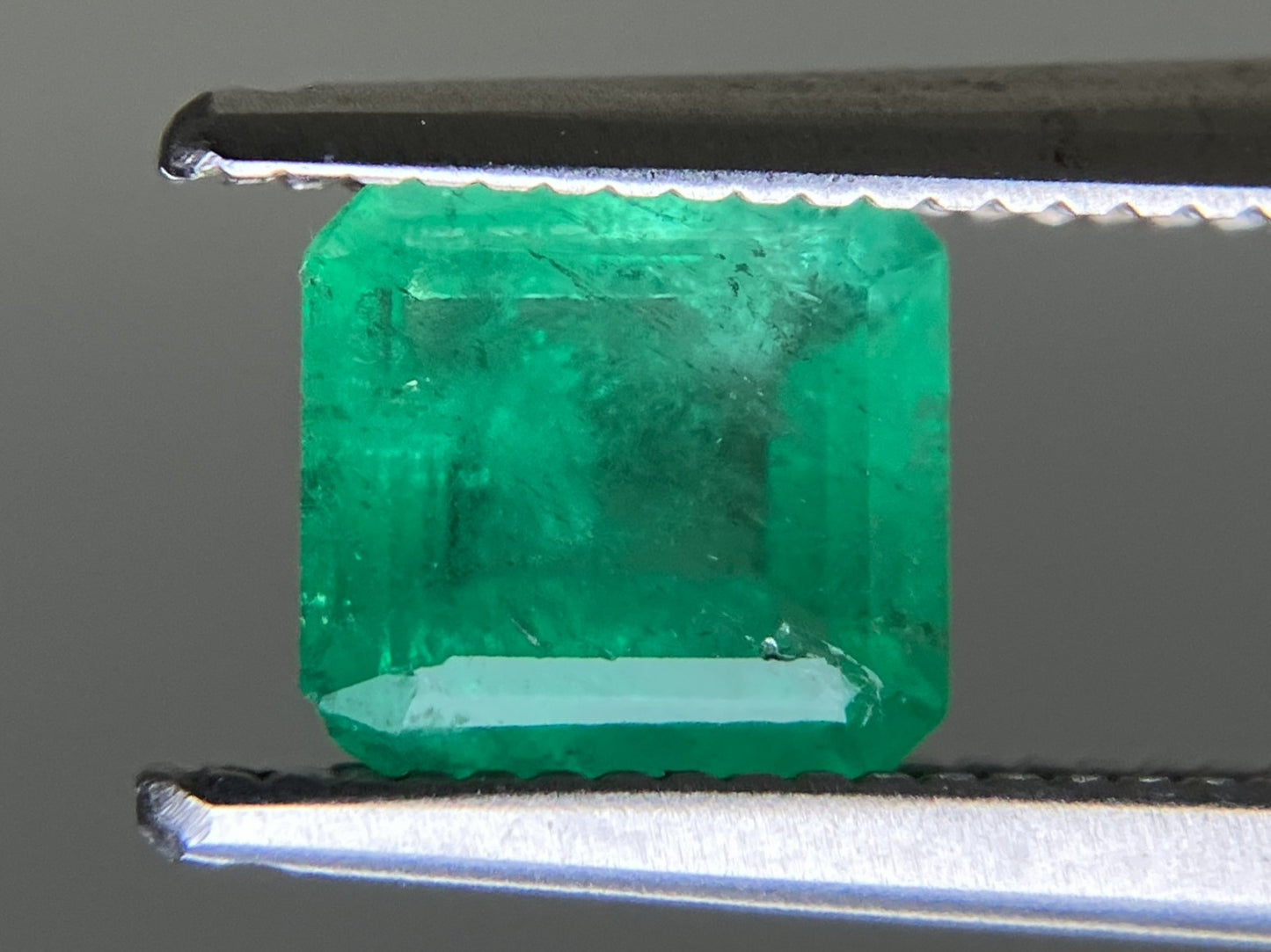 エメラルド 天然 0.861ct 中央宝石ソーティング付き 6.10㎜×5.76㎜×3.41㎜ 天然 ルース（ 裸石 ） 5442YY