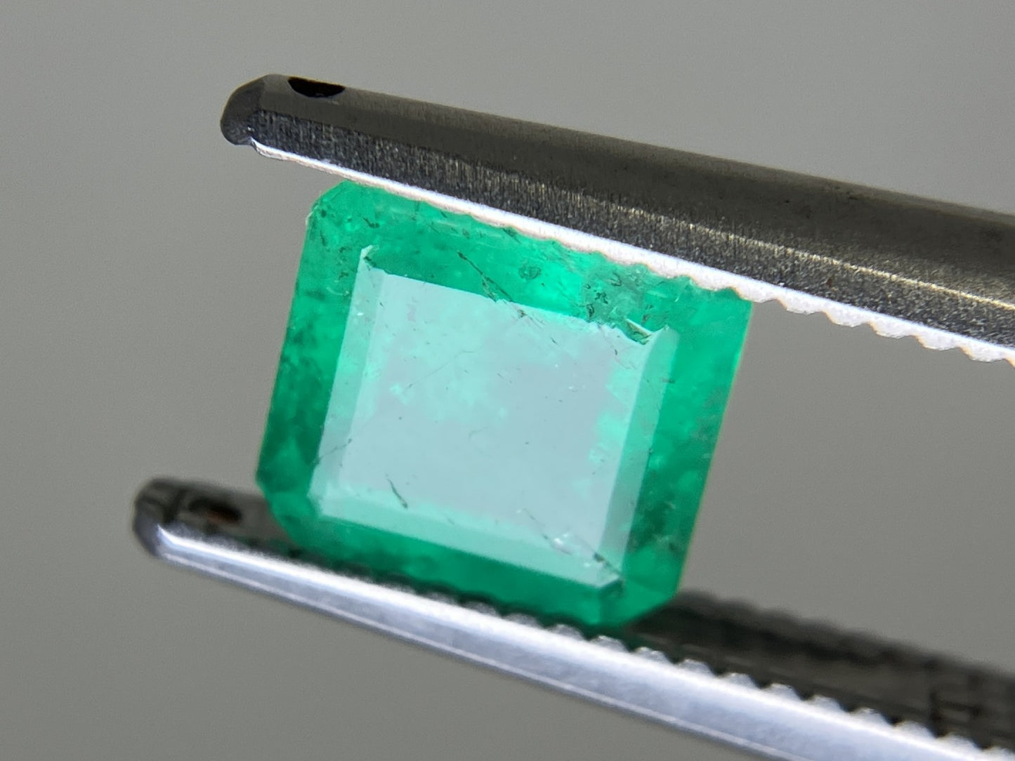 エメラルド 天然 0.861ct 中央宝石ソーティング付き 6.10㎜×5.76㎜×3.41㎜ 天然 ルース（ 裸石 ） 5442YY