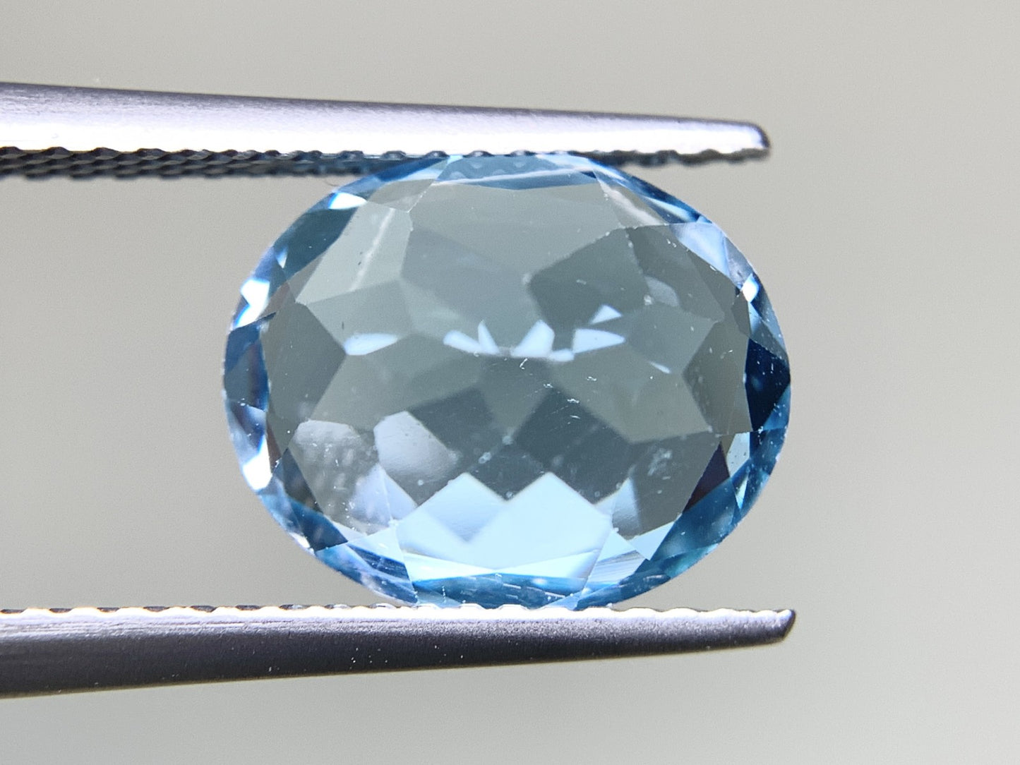 ブルートパーズ 4.677ct  宝石ソーティング付き  11.2㎜×9.4㎜×6.0㎜  天然 ルース（ 裸石 ） 4640Y