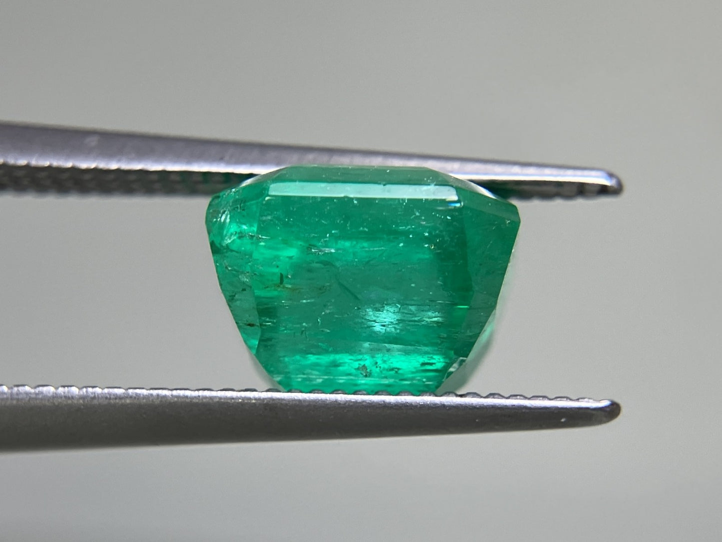 エメラルド 3.651ct 中央宝石ソーティング付き  8.98㎜×8.47㎜×6.03㎜  ルース（ 裸石 ） 3654YY