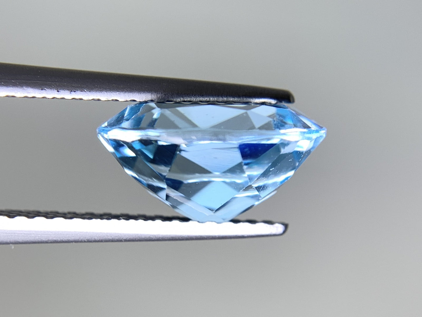 ブルートパーズ 4.677ct  宝石ソーティング付き  11.2㎜×9.4㎜×6.0㎜  天然 ルース（ 裸石 ） 4640Y