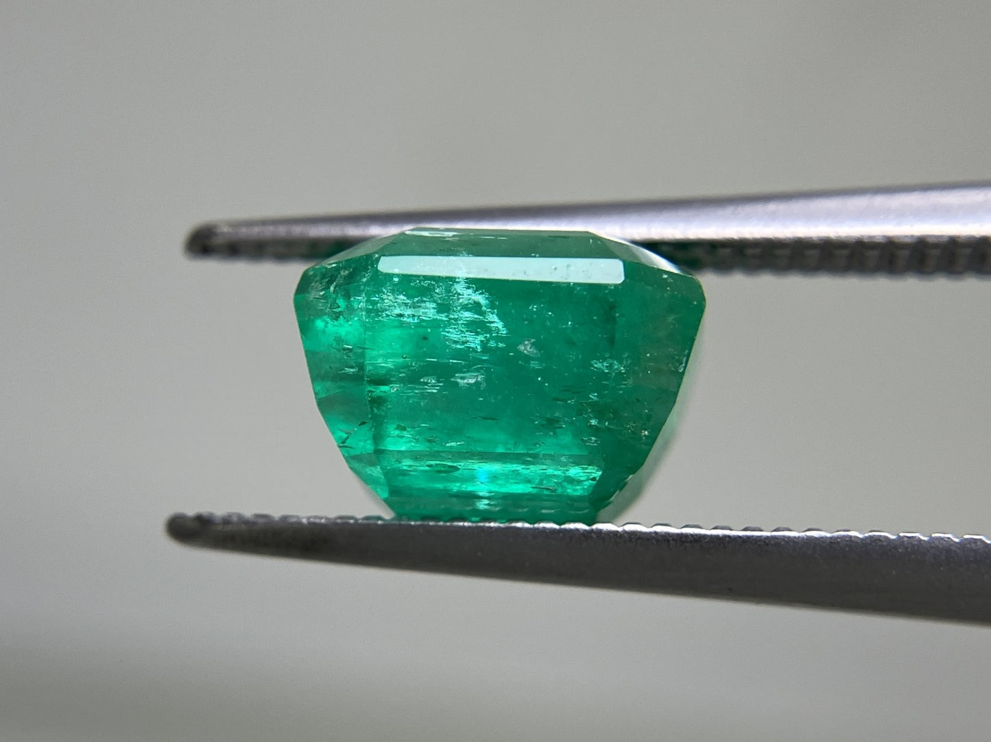 エメラルド 3.651ct 中央宝石ソーティング付き  8.98㎜×8.47㎜×6.03㎜  ルース（ 裸石 ） 3654YY