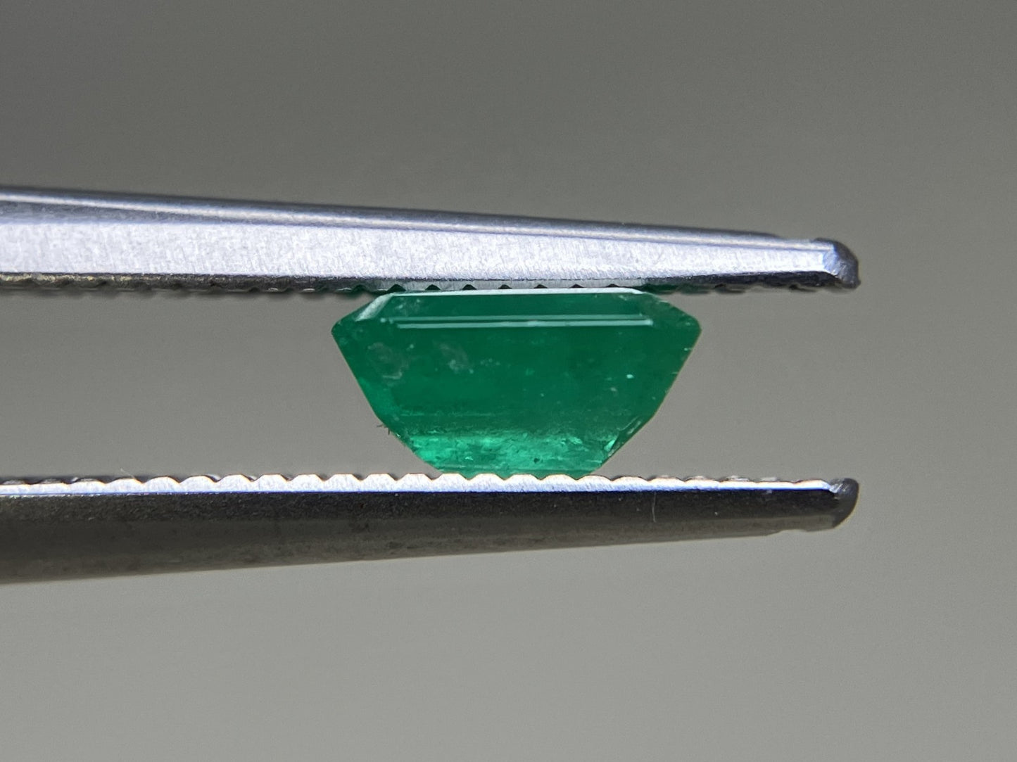 エメラルド 天然 0.861ct 中央宝石ソーティング付き 6.10㎜×5.76㎜×3.41㎜ 天然 ルース（ 裸石 ） 5442YY