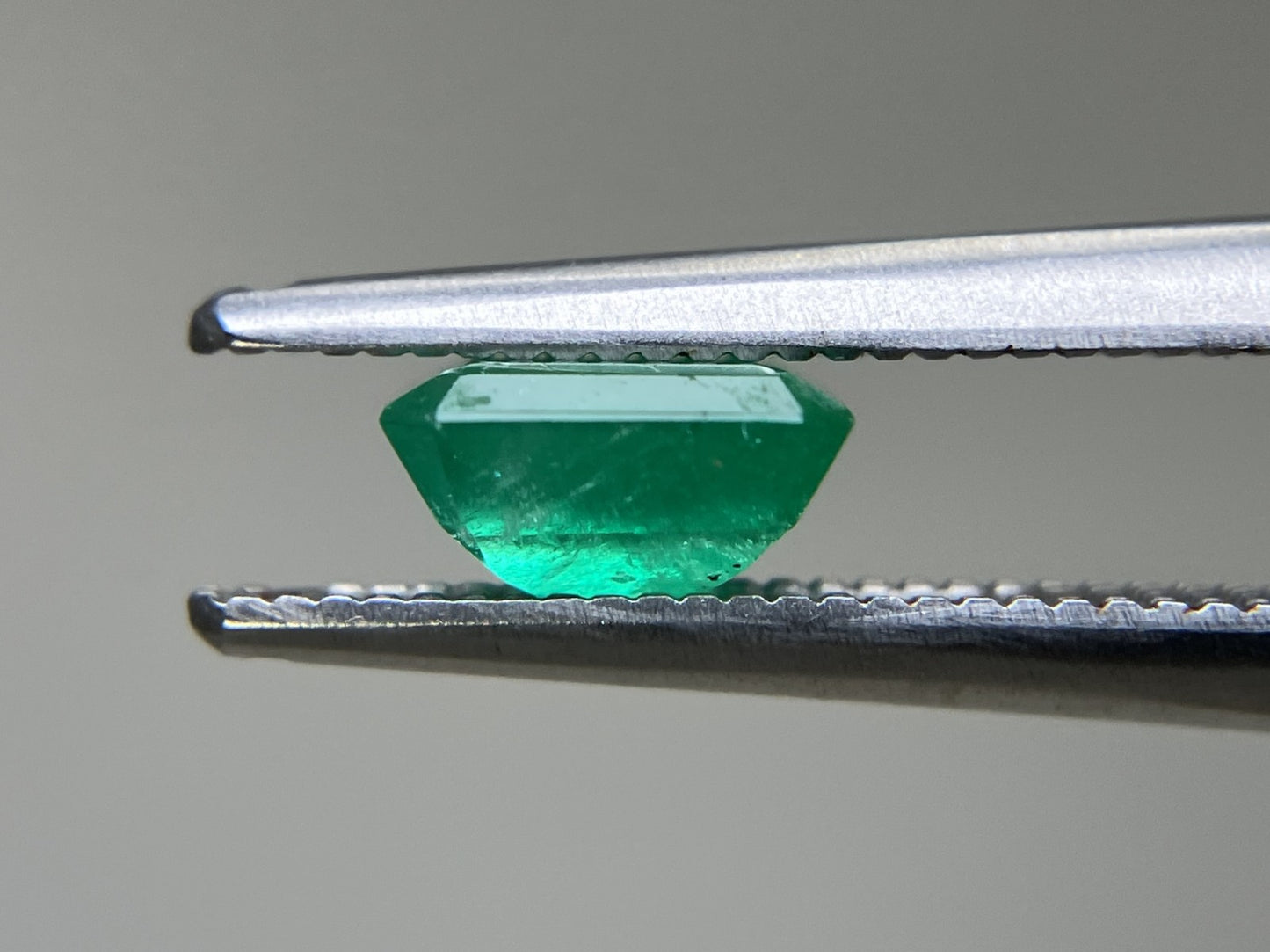 エメラルド 天然 0.861ct 中央宝石ソーティング付き 6.10㎜×5.76㎜×3.41㎜ 天然 ルース（ 裸石 ） 5442YY