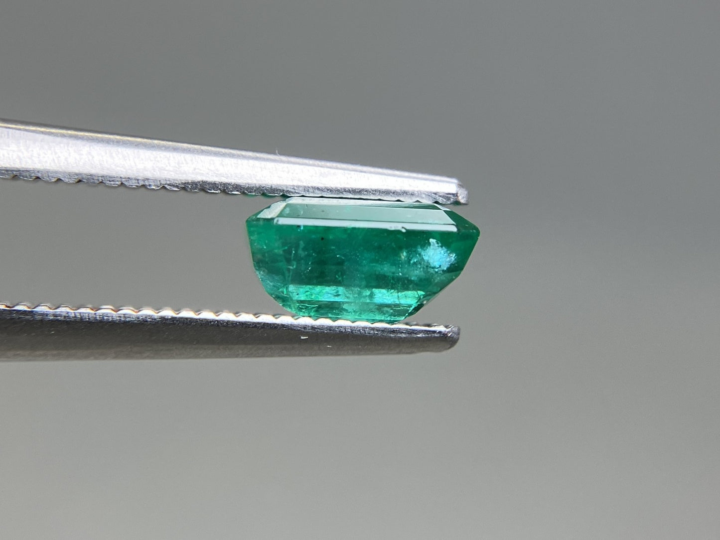 エメラルド 天然 1.313ct 中央宝石ソーティング付き 7.14㎜×5.59㎜×3.89㎜ ルース（ 裸石 ） 8294YY