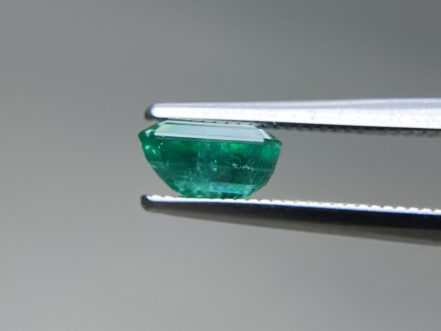 エメラルド 天然 1.313ct 中央宝石ソーティング付き 7.14㎜×5.59㎜×3.89㎜ ルース（ 裸石 ） 8294YY