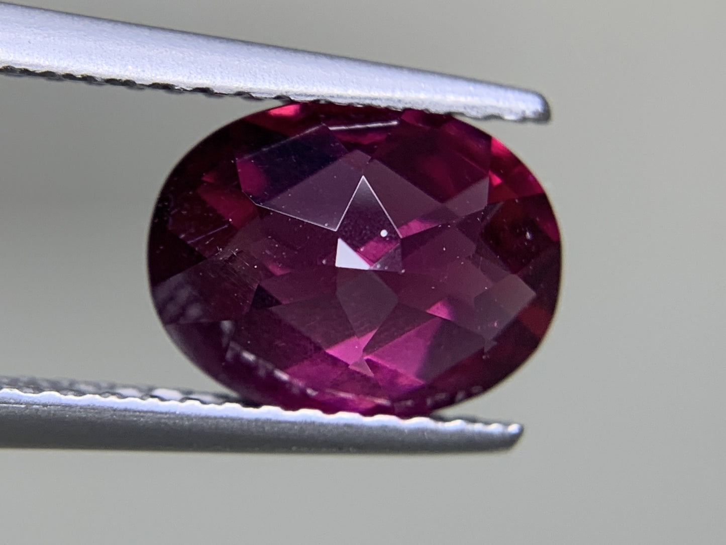 ロードライトガーネット 2.301ct  宝石ソーティング付き  9.1㎜×6.9㎜×4.6㎜　  ルース（ 裸石 ） 2046Y