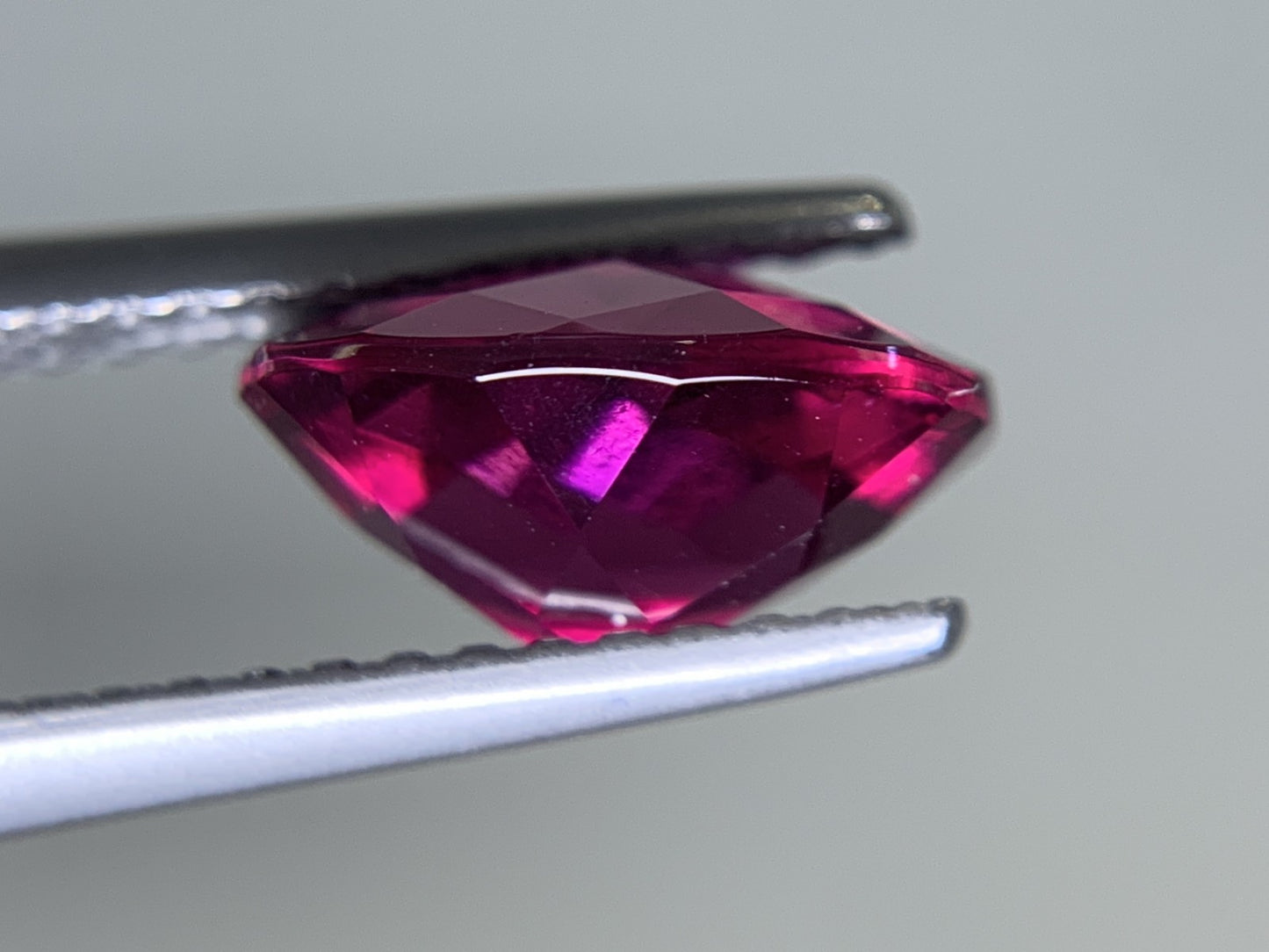 ロードライトガーネット 2.301ct  宝石ソーティング付き  9.1㎜×6.9㎜×4.6㎜　  ルース（ 裸石 ） 2046Y