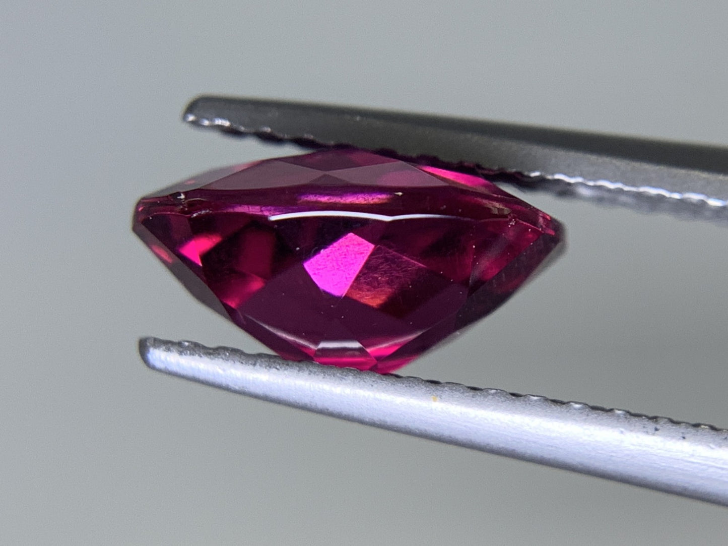 ロードライトガーネット 2.301ct  宝石ソーティング付き  9.1㎜×6.9㎜×4.6㎜　  ルース（ 裸石 ） 2046Y