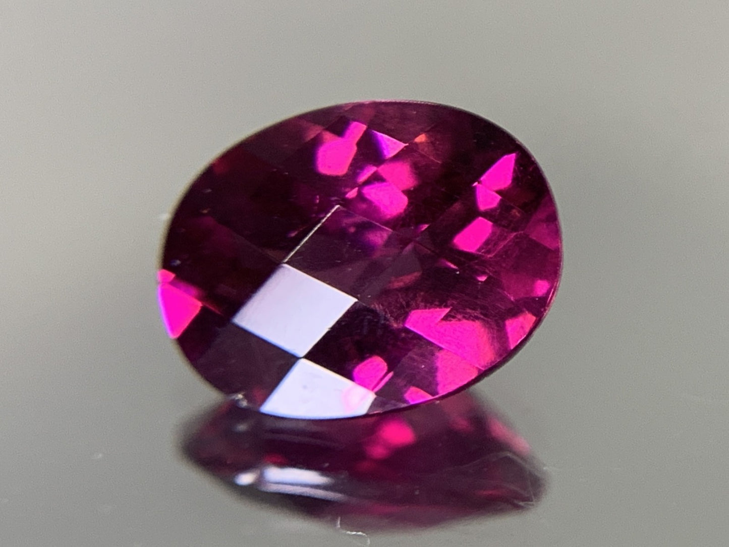 ロードライトガーネット 2.301ct  宝石ソーティング付き  9.1㎜×6.9㎜×4.6㎜　  ルース（ 裸石 ） 2046Y