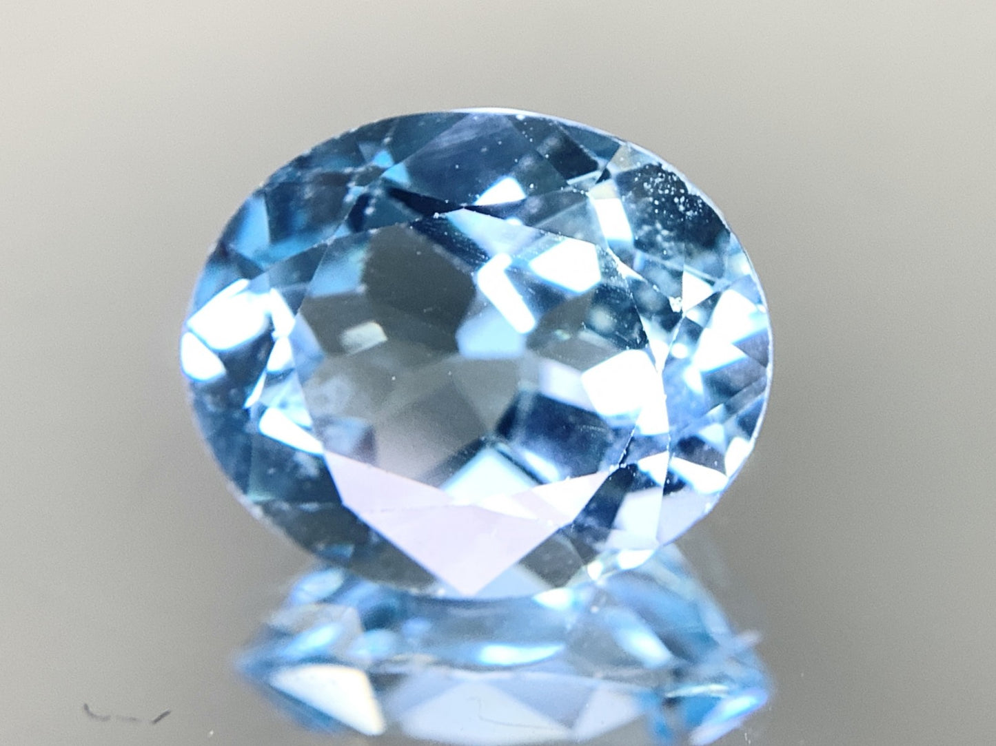 ブルートパーズ 4.677ct  宝石ソーティング付き  11.2㎜×9.4㎜×6.0㎜  天然 ルース（ 裸石 ） 4640Y