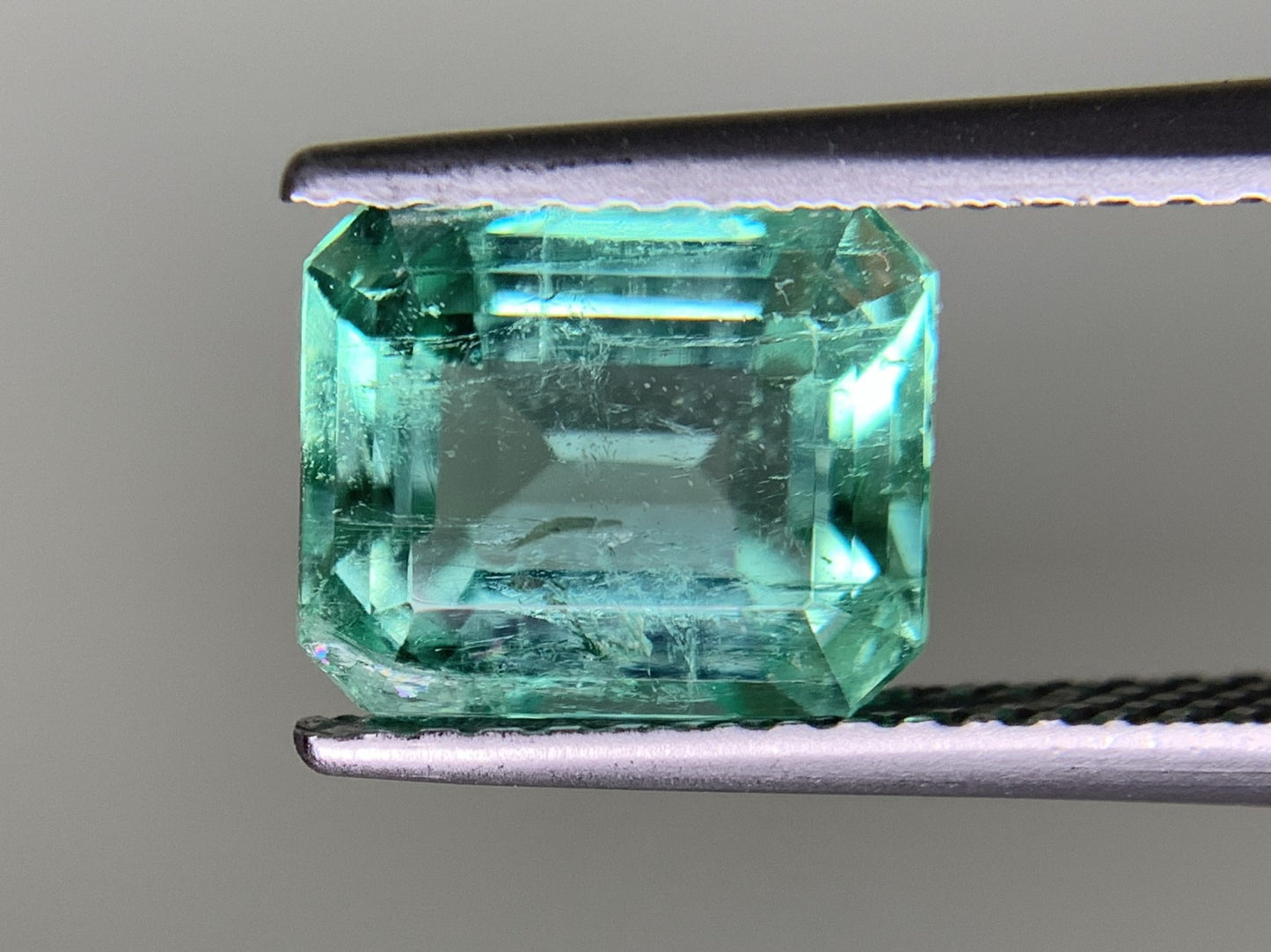 エメラルド  2.098ct  中央宝石ソーティング付き  8.54㎜×7.18㎜×4.62㎜  ルース（ 裸石 ） 3152Y
