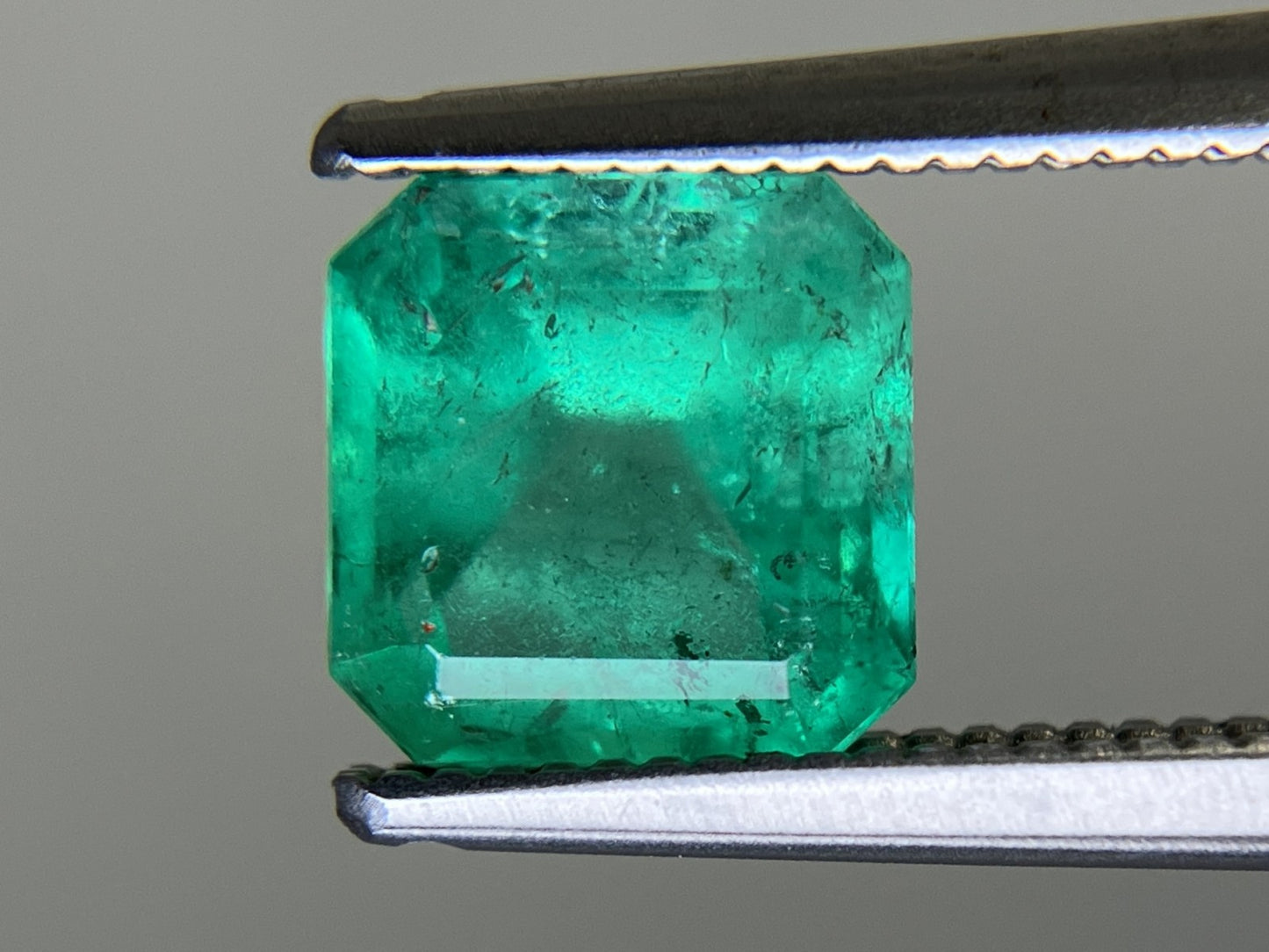 エメラルド  天然  1.507ct  中央宝石ソーティング付き  6.85㎜×6.78㎜×4.84㎜   天然 ルース（ 裸石 ） 5432YY