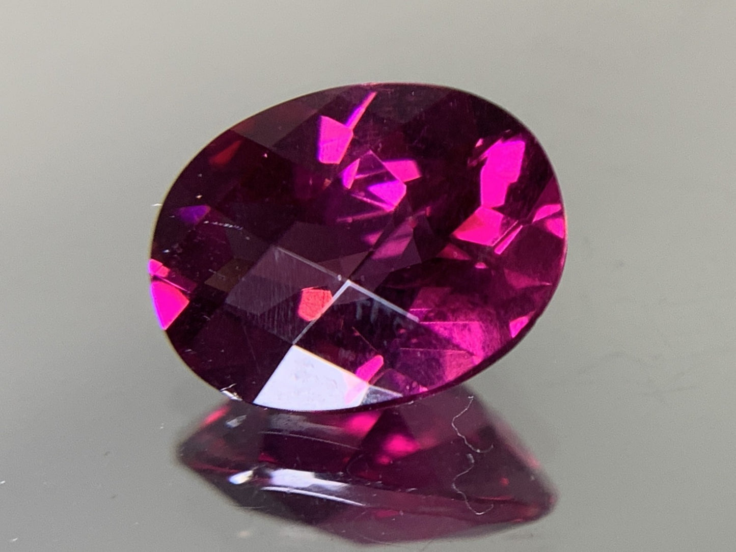 ロードライトガーネット 2.301ct  宝石ソーティング付き  9.1㎜×6.9㎜×4.6㎜　  ルース（ 裸石 ） 2046Y