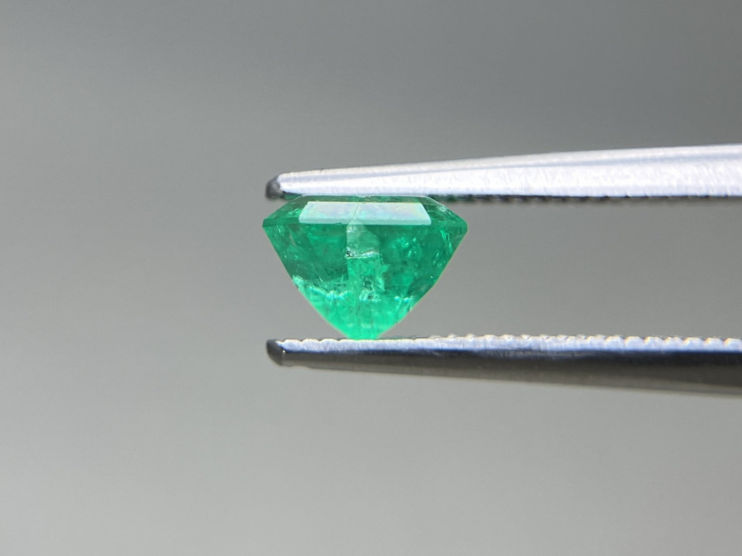 エメラルド 天然 1.235ct 宝石ソーティング付き 6.4㎜×6.4㎜×4.6㎜ ルース（ 裸石 ） 8283YY