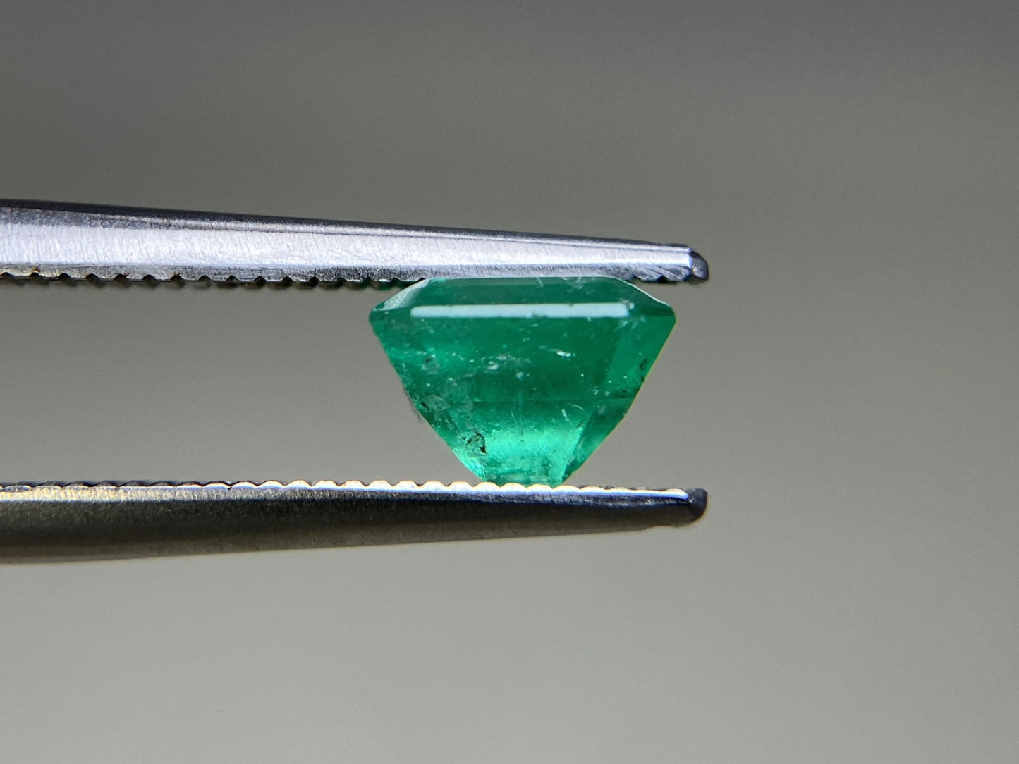 エメラルド  天然  1.507ct  中央宝石ソーティング付き  6.85㎜×6.78㎜×4.84㎜   天然 ルース（ 裸石 ） 5432YY