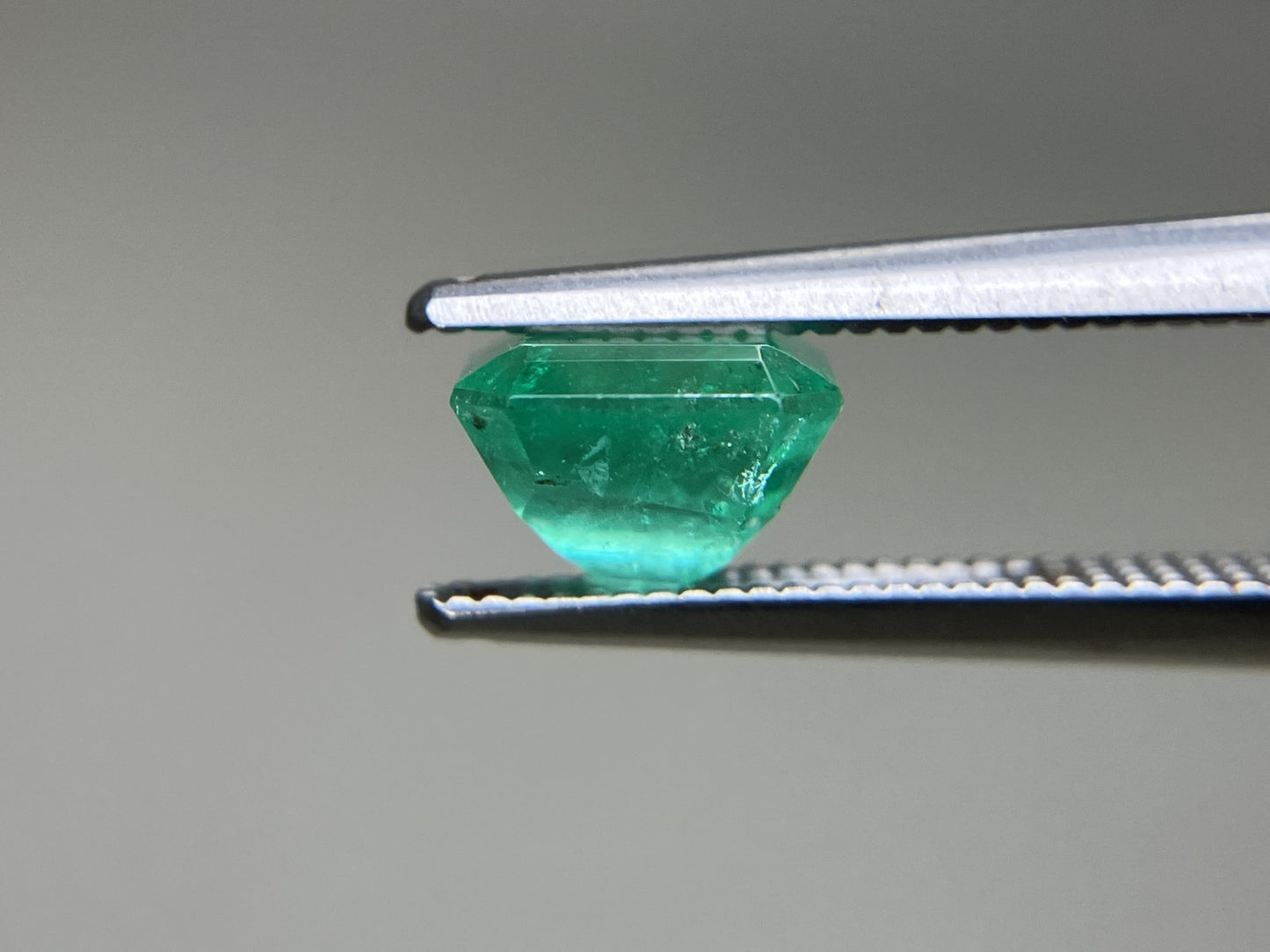 エメラルド  天然  1.507ct  中央宝石ソーティング付き  6.85㎜×6.78㎜×4.84㎜   天然 ルース（ 裸石 ） 5432YY