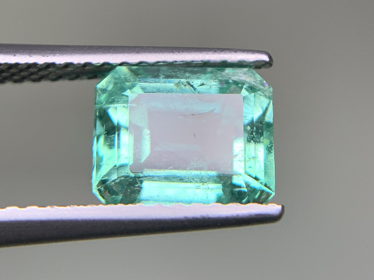 エメラルド  2.098ct  中央宝石ソーティング付き  8.54㎜×7.18㎜×4.62㎜  ルース（ 裸石 ） 3152Y