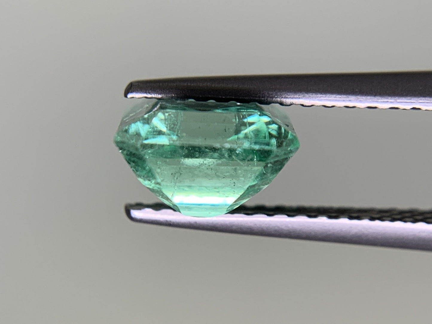 エメラルド  2.098ct  中央宝石ソーティング付き  8.54㎜×7.18㎜×4.62㎜  ルース（ 裸石 ） 3152Y