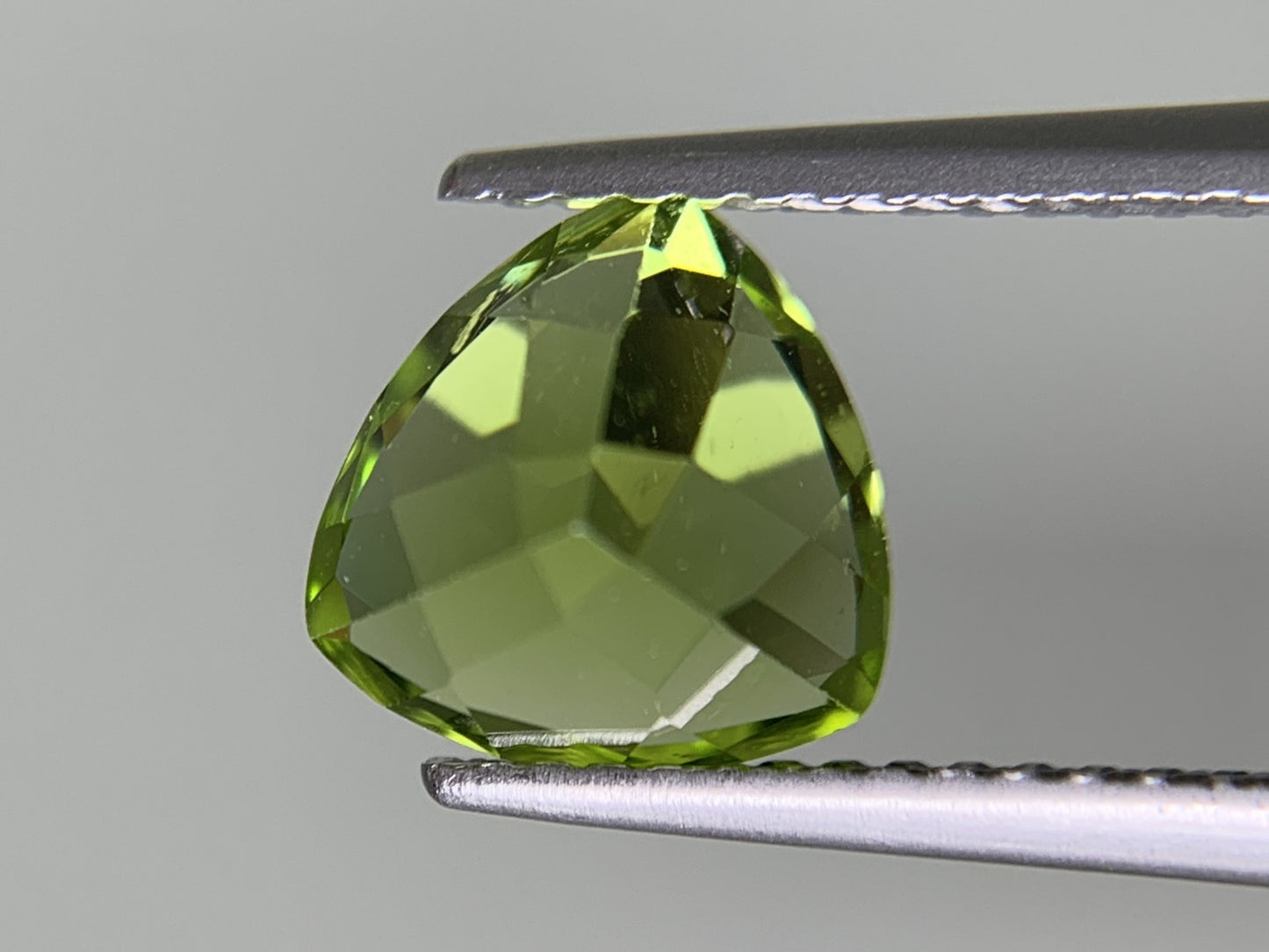 ペリドット 天然 2.114ct 宝石ソーティング付き 8.0㎜×7.9㎜×5.4㎜ ルース（ 裸石 ） 8315Y