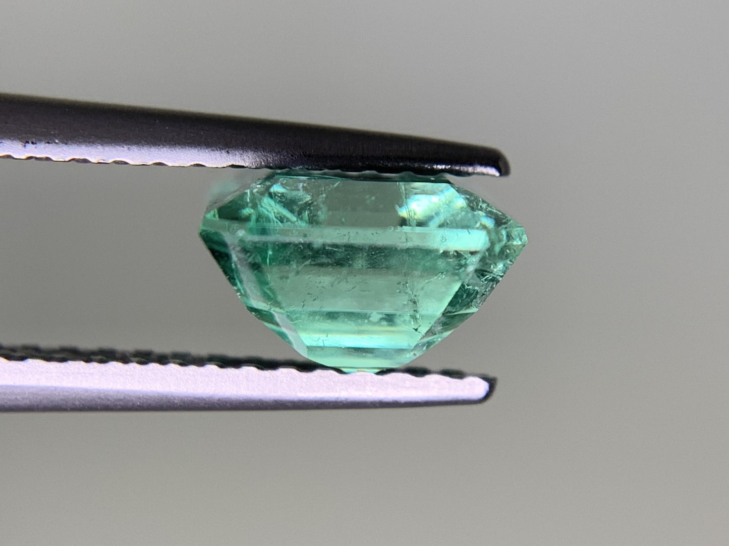 エメラルド  2.098ct  中央宝石ソーティング付き  8.54㎜×7.18㎜×4.62㎜  ルース（ 裸石 ） 3152Y