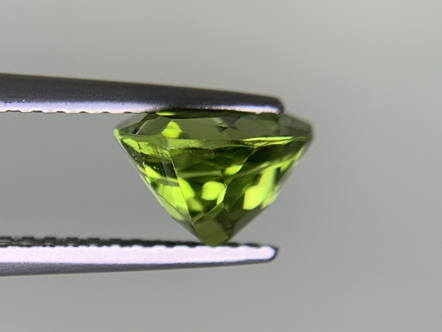 ペリドット 天然 2.114ct 宝石ソーティング付き 8.0㎜×7.9㎜×5.4㎜ ルース（ 裸石 ） 8315Y