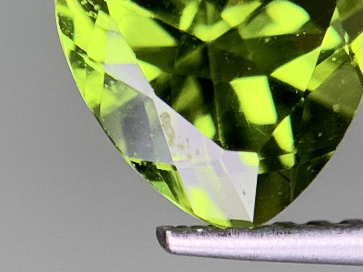 ペリドット 天然 2.114ct 宝石ソーティング付き 8.0㎜×7.9㎜×5.4㎜ ルース（ 裸石 ） 8315Y
