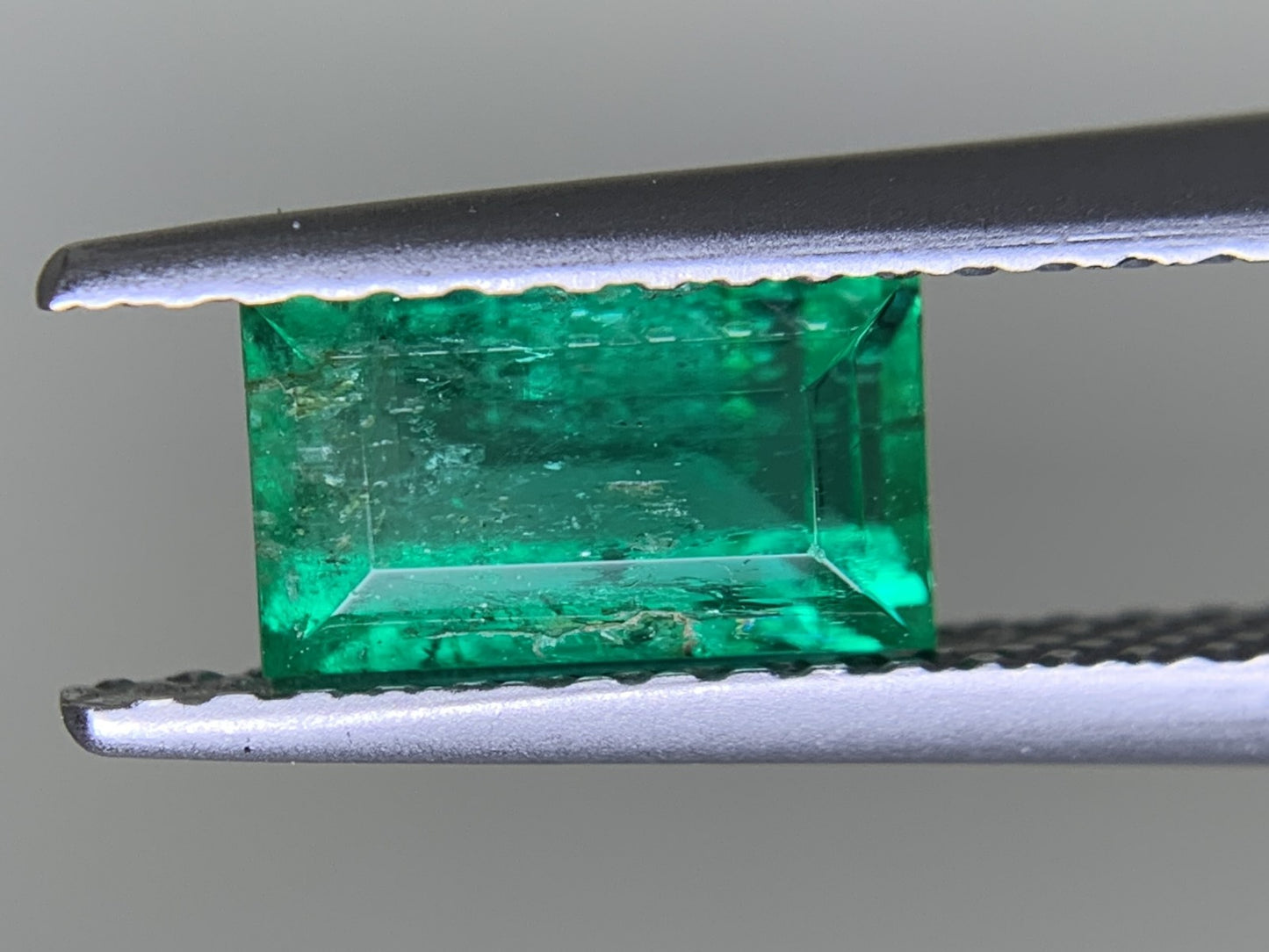 エメラルド  1.056ct  中央宝石ソーティング付き  7.47㎜×4.30㎜×3.86㎜  ルース（ 裸石 ） 3175Y