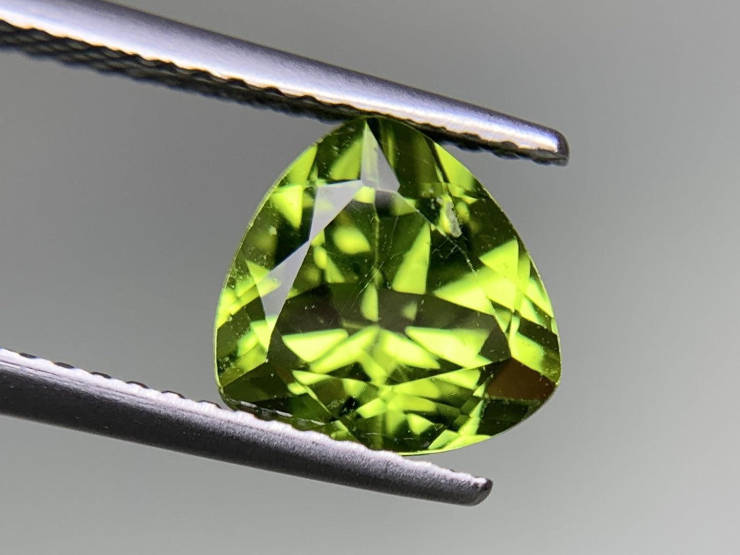 ペリドット 天然 2.114ct 宝石ソーティング付き 8.0㎜×7.9㎜×5.4㎜ ルース（ 裸石 ） 8315Y
