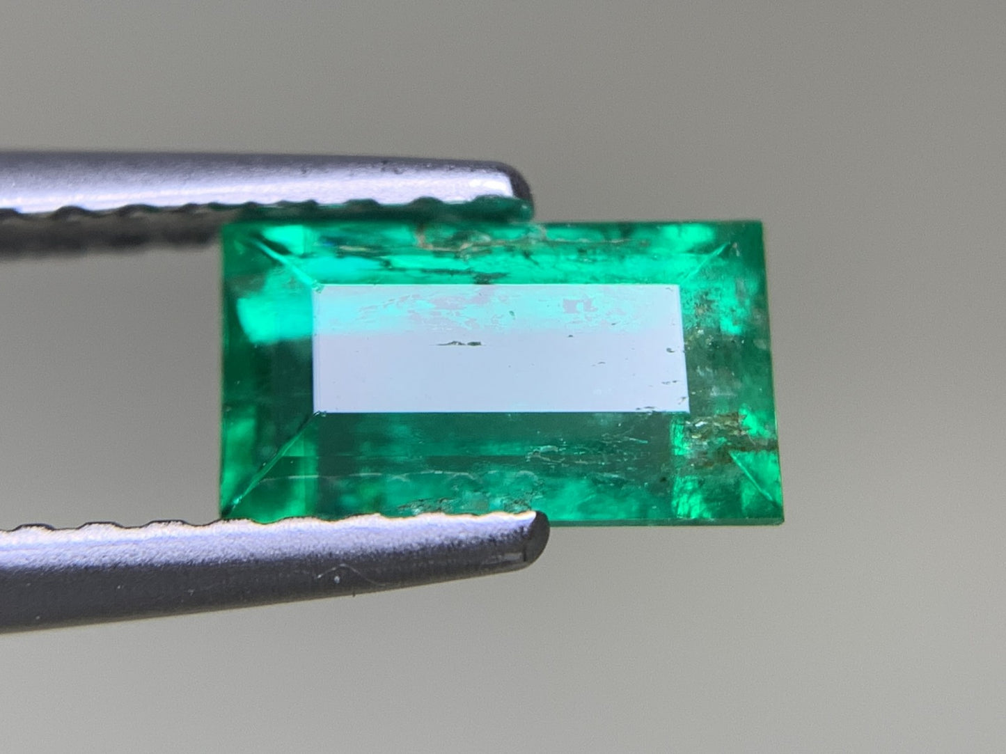 エメラルド  1.056ct  中央宝石ソーティング付き  7.47㎜×4.30㎜×3.86㎜  ルース（ 裸石 ） 3175Y