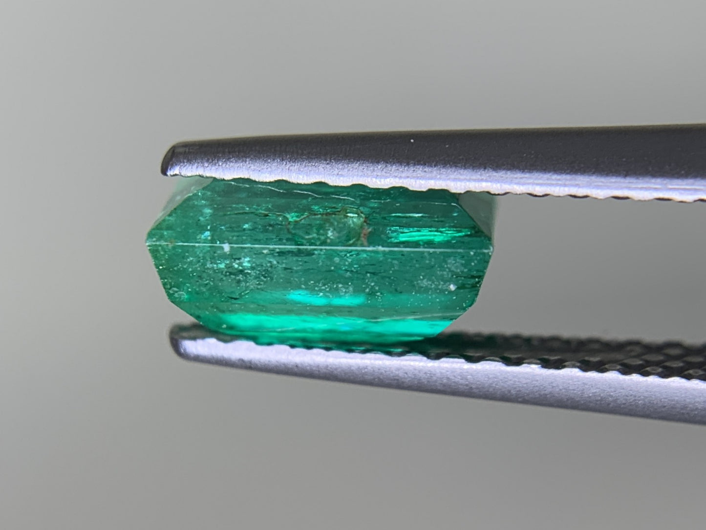 エメラルド  1.056ct  中央宝石ソーティング付き  7.47㎜×4.30㎜×3.86㎜  ルース（ 裸石 ） 3175Y