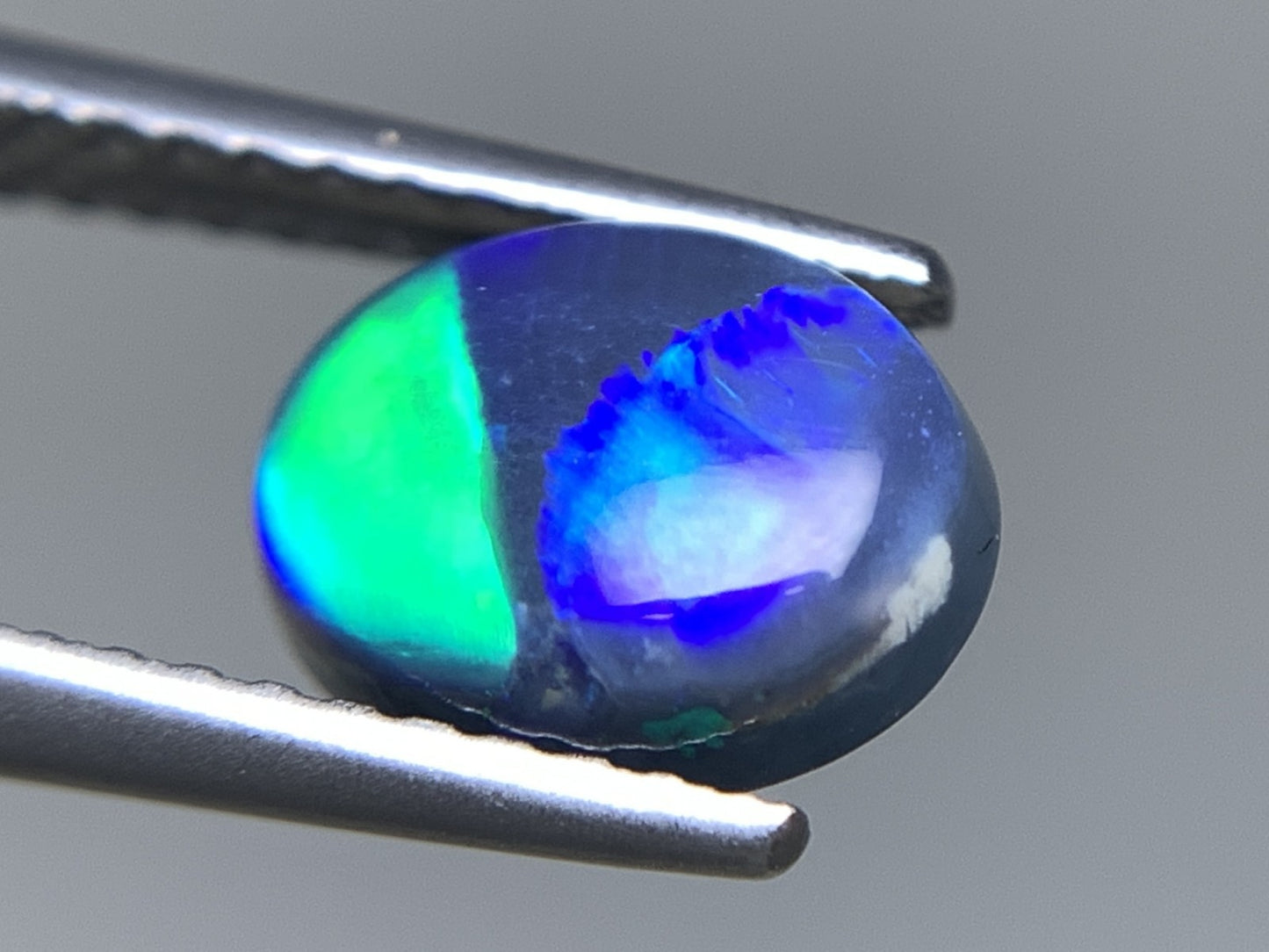 ブラックオパール 天然 1.283ct 中央宝石ソーティング付き 8.2㎜×6.6㎜×3.6㎜ ルース（ 裸石 ） 7098Y