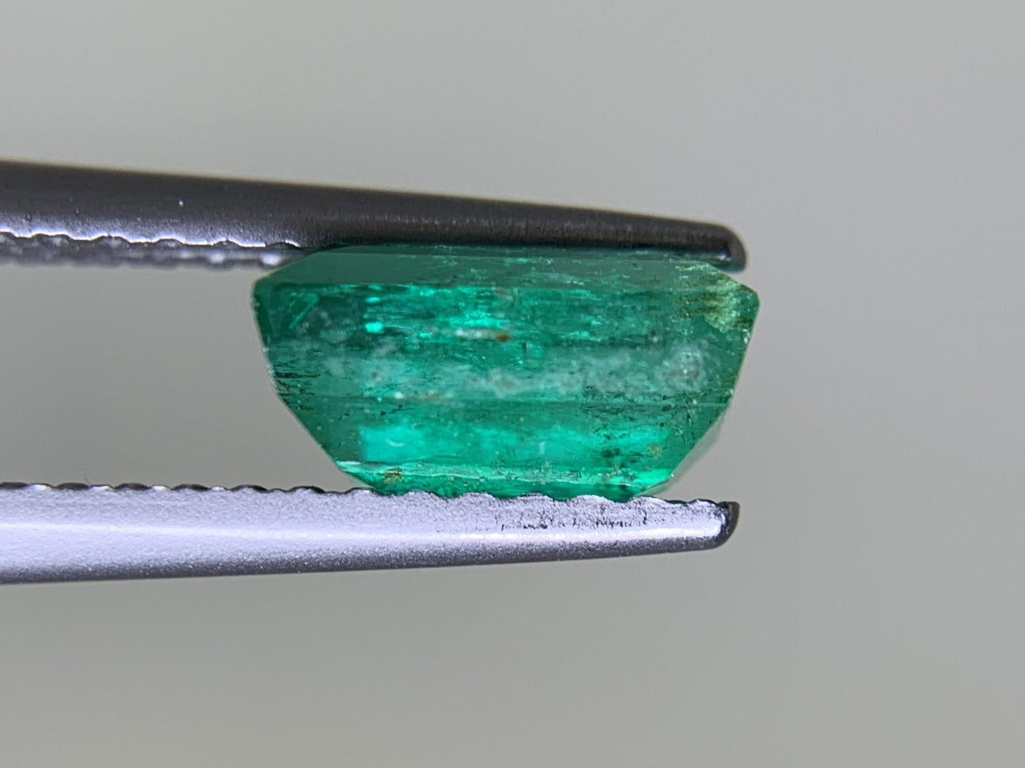 エメラルド  1.056ct  中央宝石ソーティング付き  7.47㎜×4.30㎜×3.86㎜  ルース（ 裸石 ） 3175Y