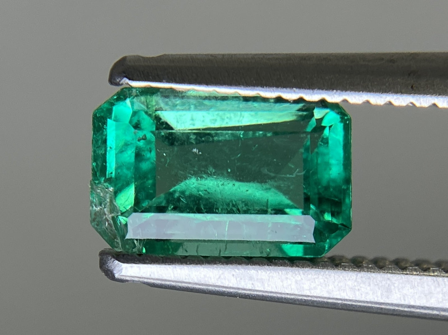 エメラルド  天然  0.900ct  宝石ソーティング付き  7.1㎜×4.6㎜×3.5㎜   天然 ルース（ 裸石 ） 5572YY