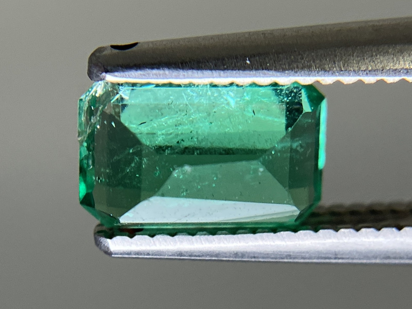 エメラルド  天然  0.900ct  宝石ソーティング付き  7.1㎜×4.6㎜×3.5㎜   天然 ルース（ 裸石 ） 5572YY