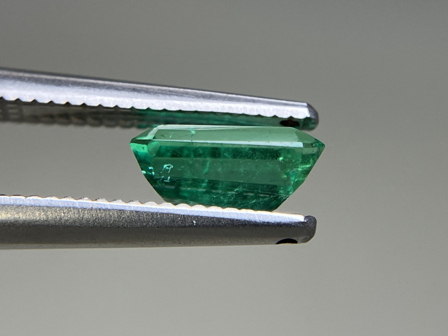 エメラルド  天然  0.900ct  宝石ソーティング付き  7.1㎜×4.6㎜×3.5㎜   天然 ルース（ 裸石 ） 5572YY