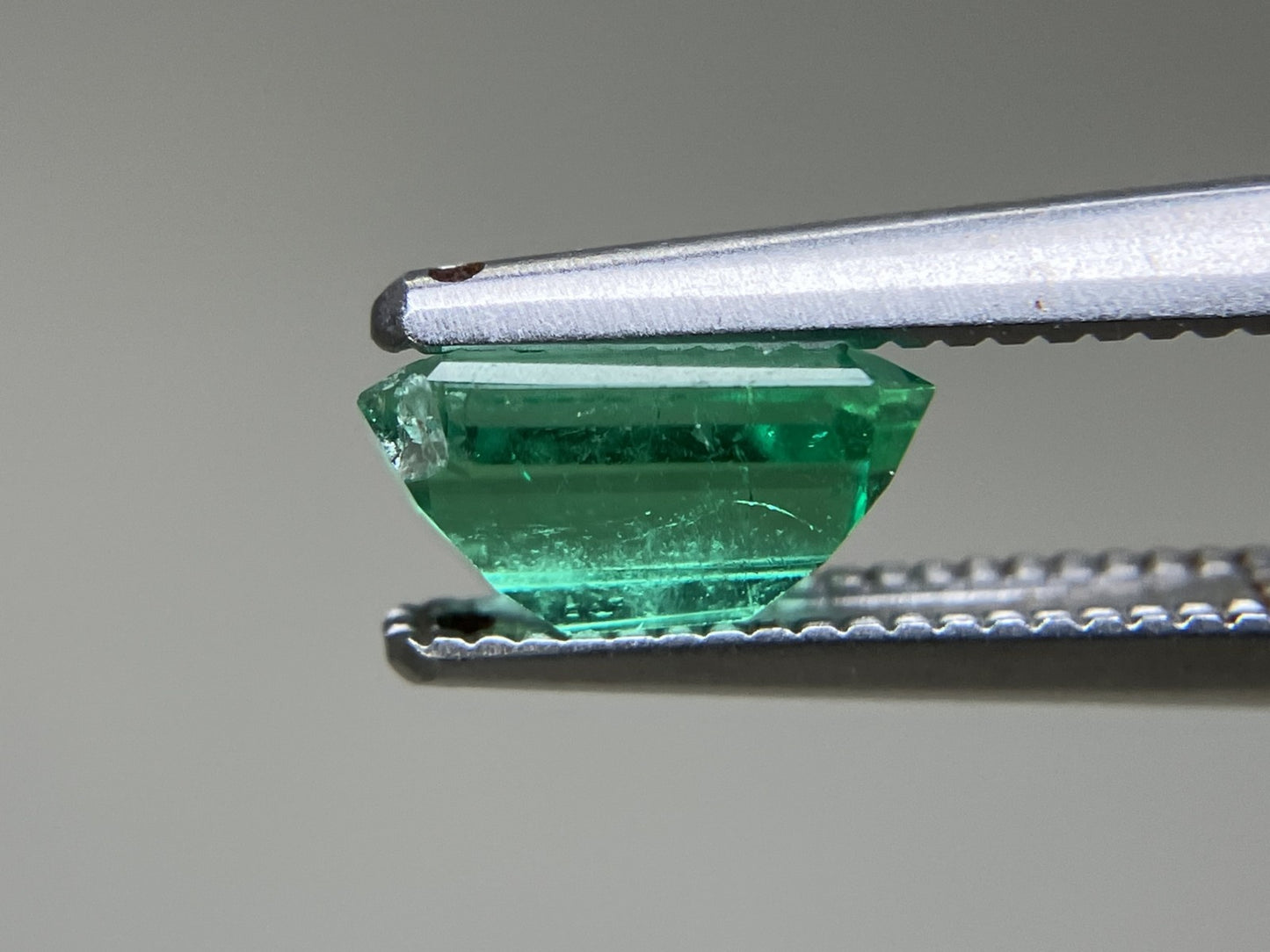エメラルド  天然  0.900ct  宝石ソーティング付き  7.1㎜×4.6㎜×3.5㎜   天然 ルース（ 裸石 ） 5572YY