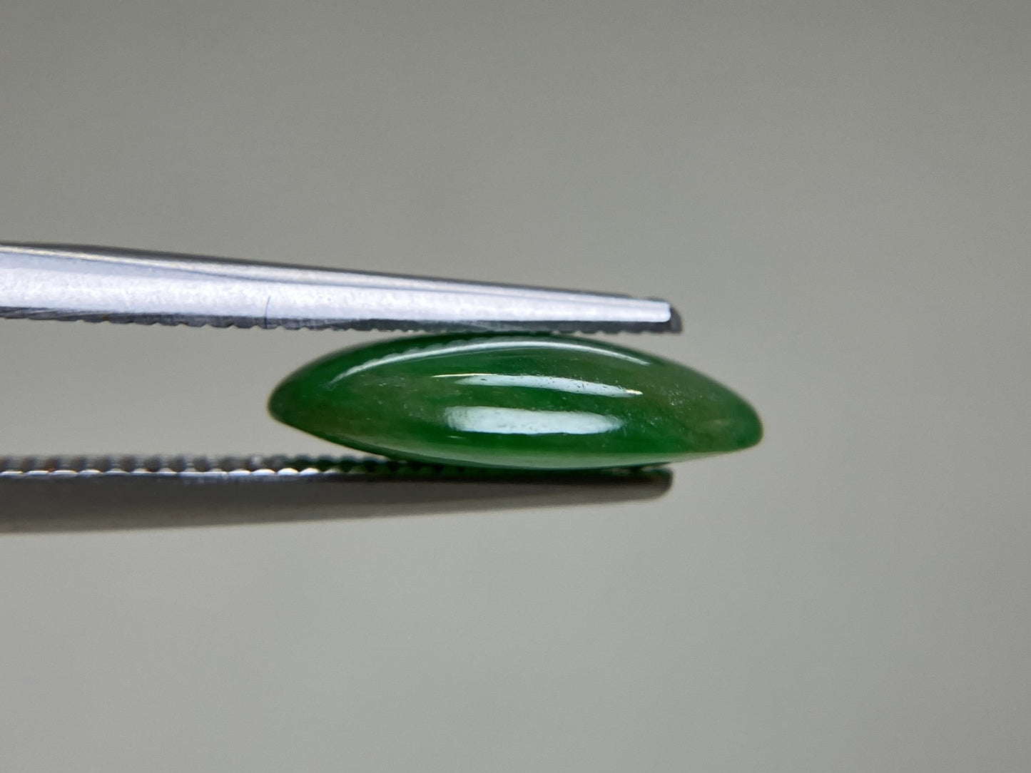 ヒスイ 翡翠 天然 3.869ct 宝石ソーティング付き 12.7㎜×9.5㎜×3.3㎜ ルース（ 裸石 ） 5286YY