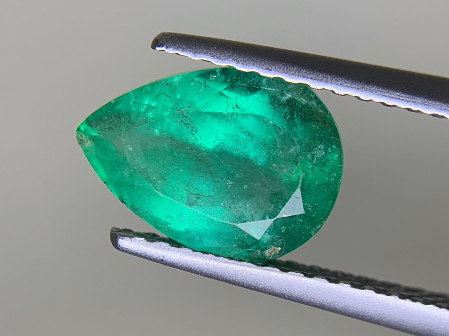 エメラルド  1.833ct  中央宝石ソーティング付き  9.39㎜×6.79㎜×5.31㎜  ルース（ 裸石 ） 3164Y