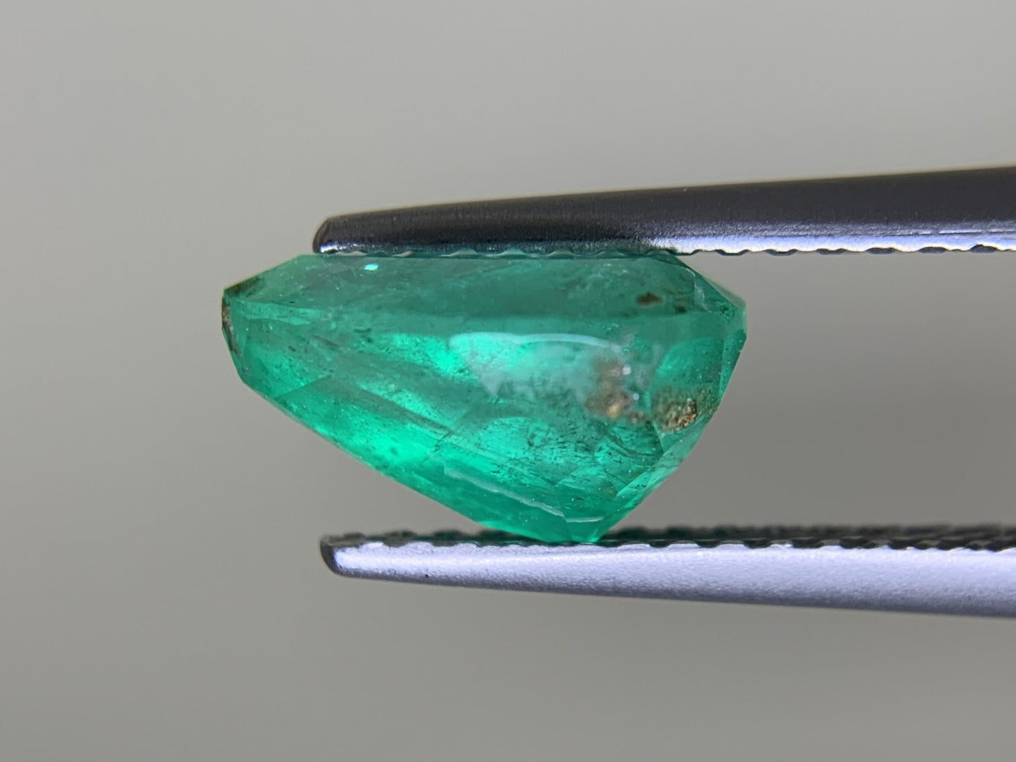 エメラルド  1.833ct  中央宝石ソーティング付き  9.39㎜×6.79㎜×5.31㎜  ルース（ 裸石 ） 3164Y