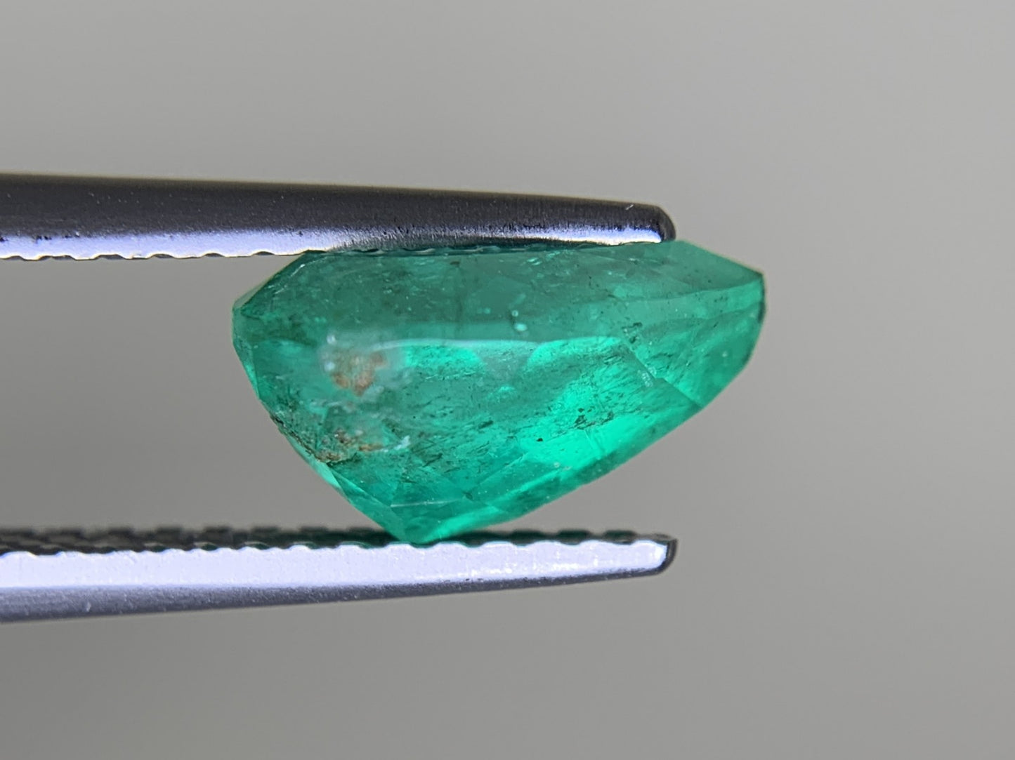 エメラルド  1.833ct  中央宝石ソーティング付き  9.39㎜×6.79㎜×5.31㎜  ルース（ 裸石 ） 3164Y