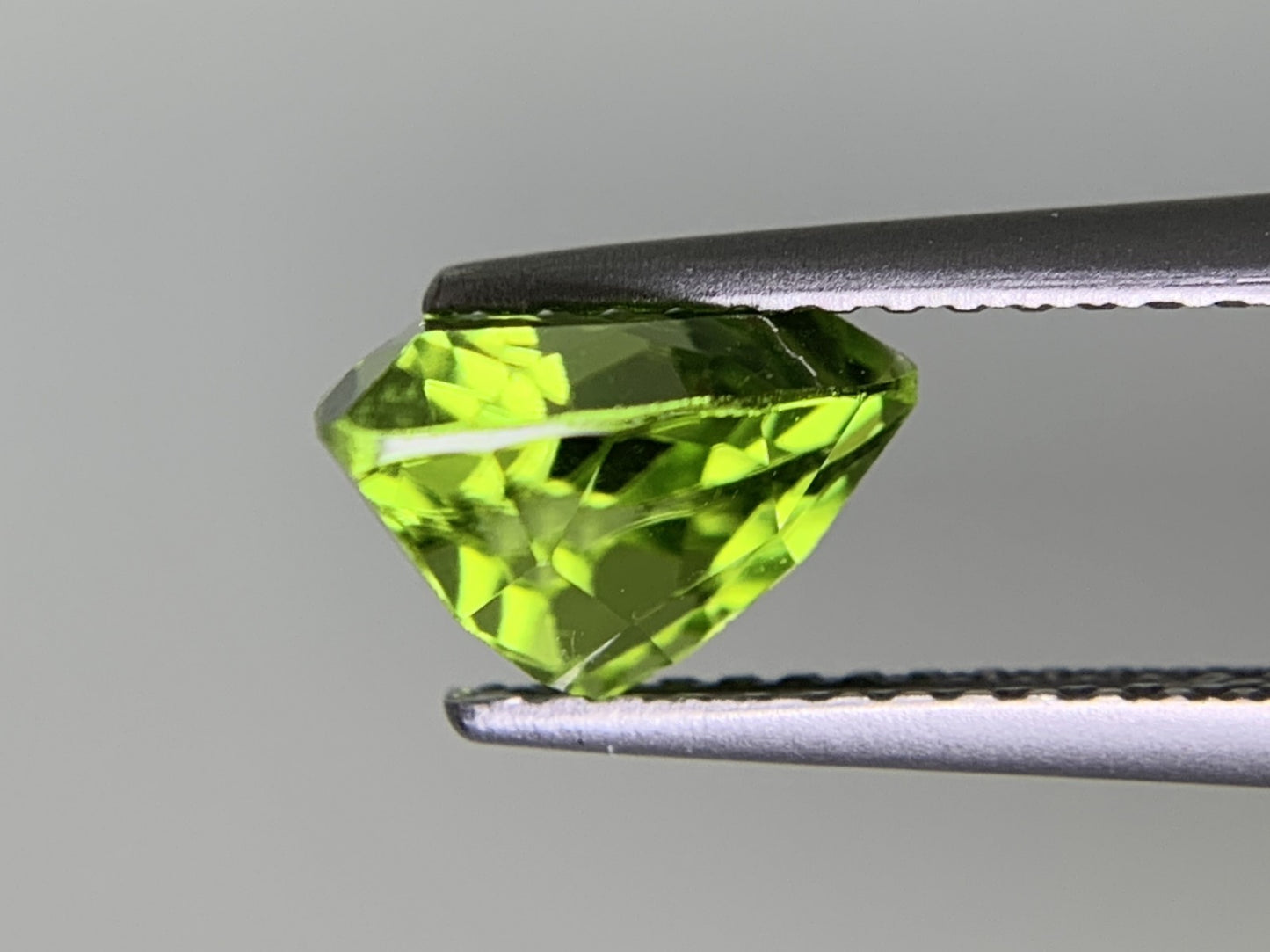 ペリドット 天然 2.053ct 宝石ソーティング付き 8.0㎜×7.9㎜×5.2㎜ ルース（ 裸石 ） 8313Y