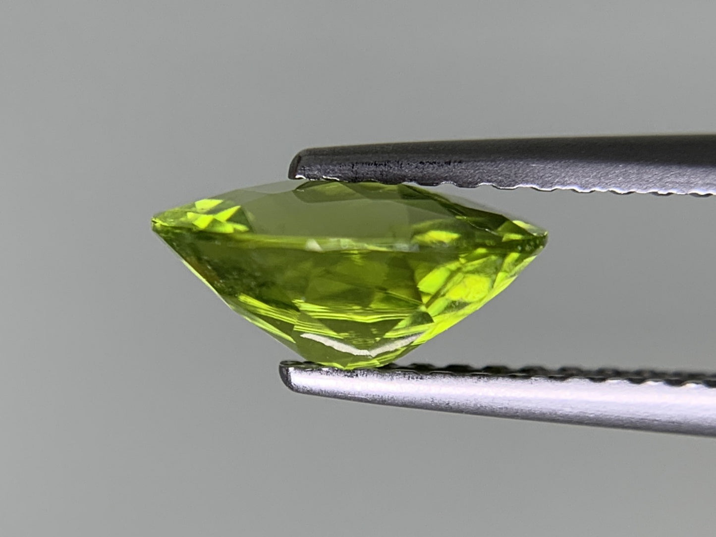 ペリドット 天然 1.623ct 宝石ソーティング付き 9.0㎜×6.9㎜×4.2㎜ ルース（ 裸石 ） 8314Y
