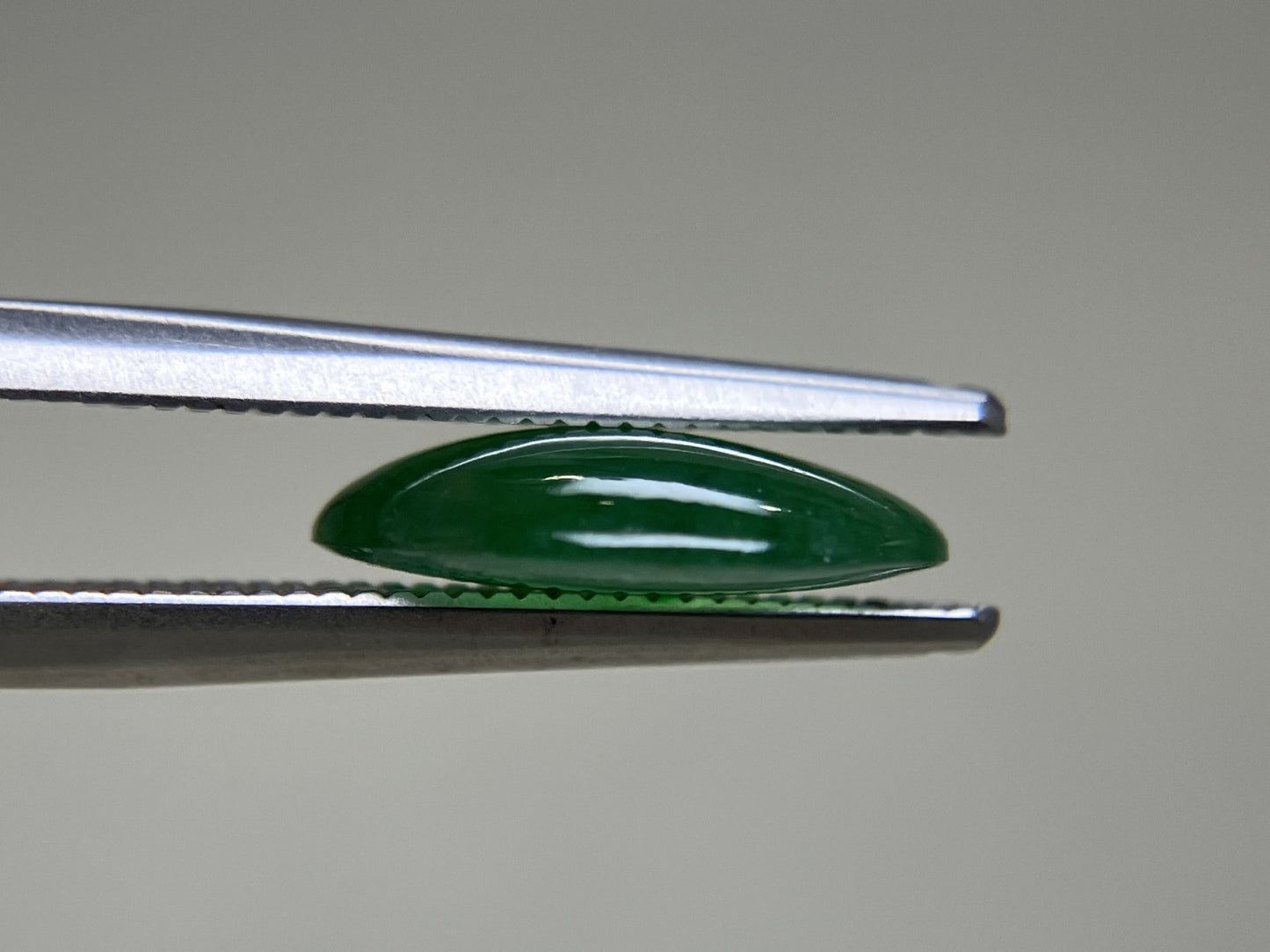 ヒスイ 翡翠 天然 2.560ct 宝石ソーティング付き 11.3㎜×8.9㎜×2.8㎜ ルース（ 裸石 ） 5304YY