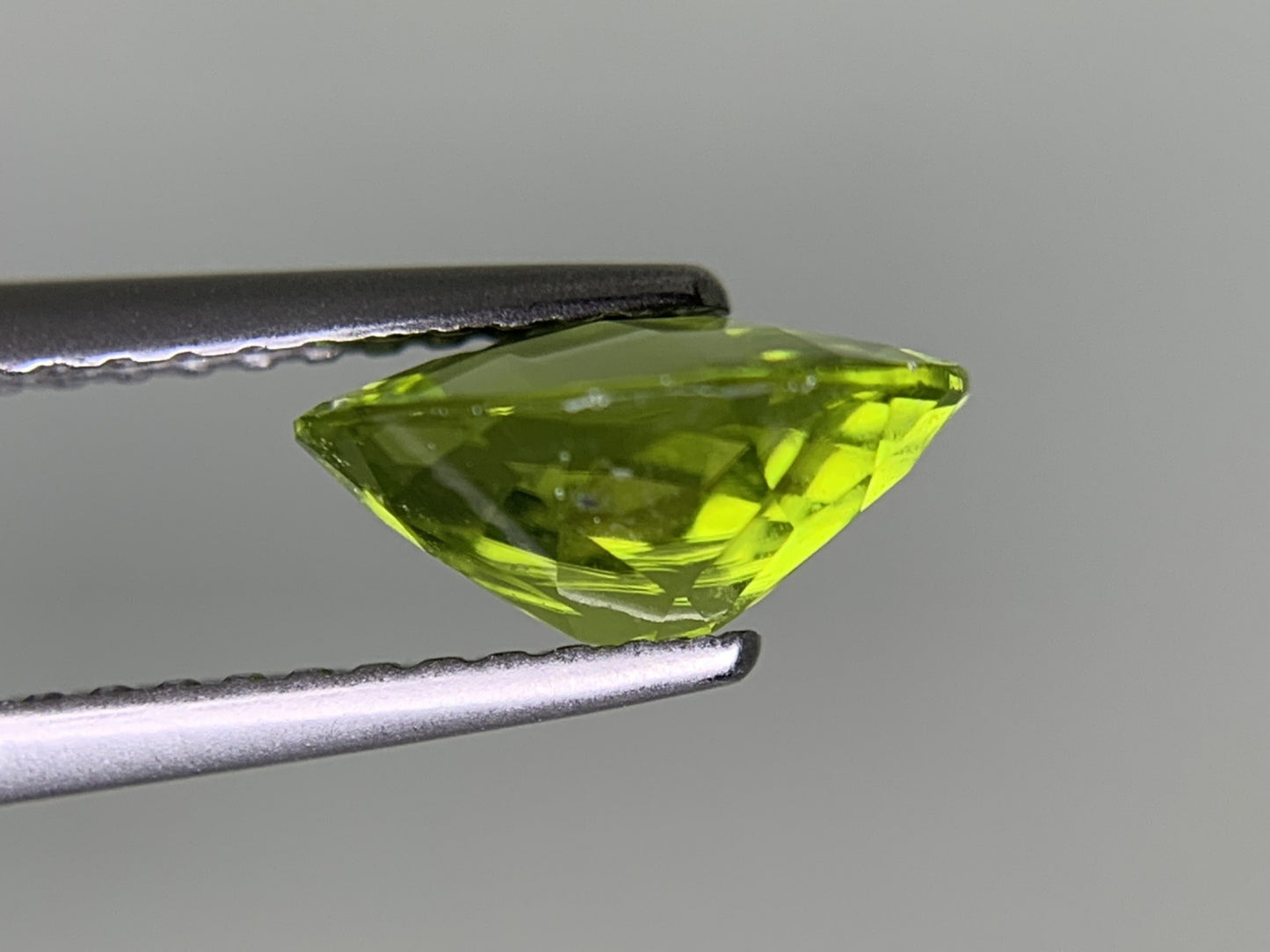 ペリドット 天然 1.623ct 宝石ソーティング付き 9.0㎜×6.9㎜×4.2㎜ ルース（ 裸石 ） 8314Y