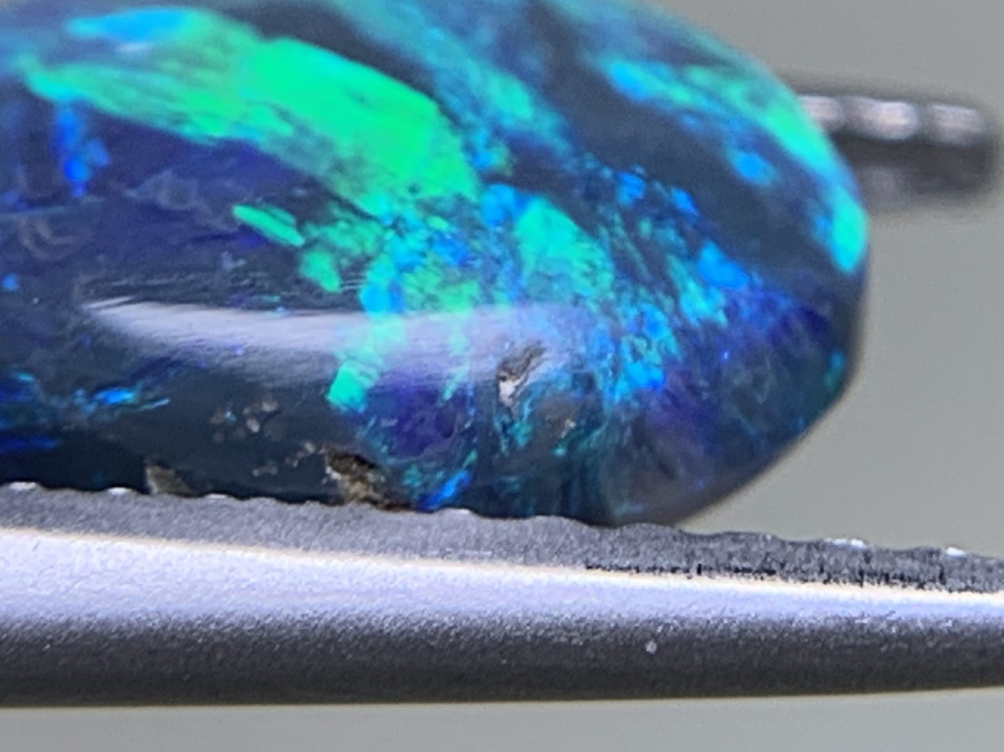 ブラックオパール 天然 2.085ct 中央宝石ソーティング付き 9.7㎜×7.2㎜×4.7㎜ ルース（ 裸石 ） 6183Y